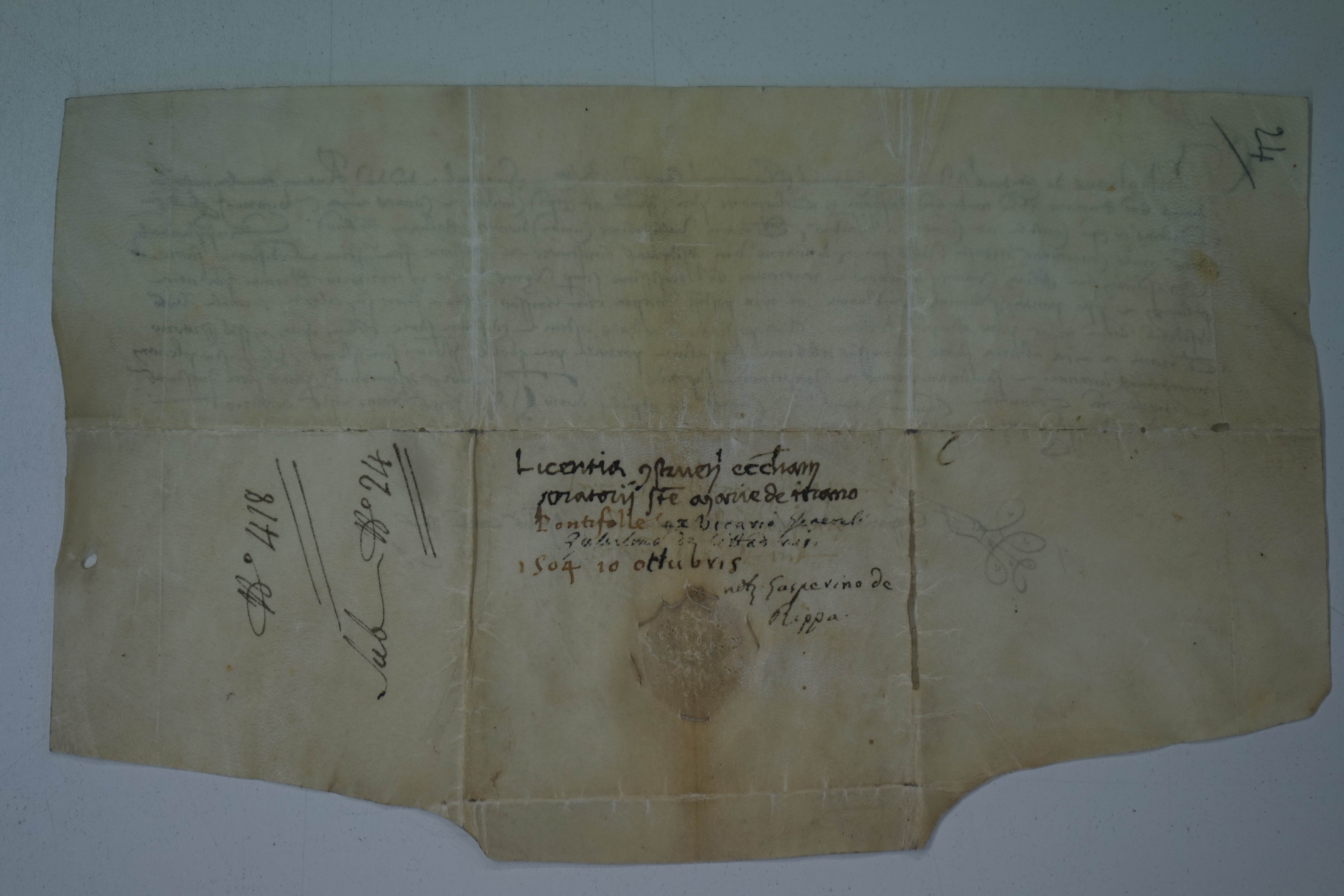 Il Vicario del Vescovo di Como, Guglielmo de Citadinis, su richiesta della Comunità di Tirano,
autorizzava, con il permesso di celebrare la messa, la costruzione di una nuova “basilicam
seu ecclesiam” in onore della Vergine, presso il Ponte della Folla, nel luogo in cui era
avvenuta l’apparizione della Madonna.